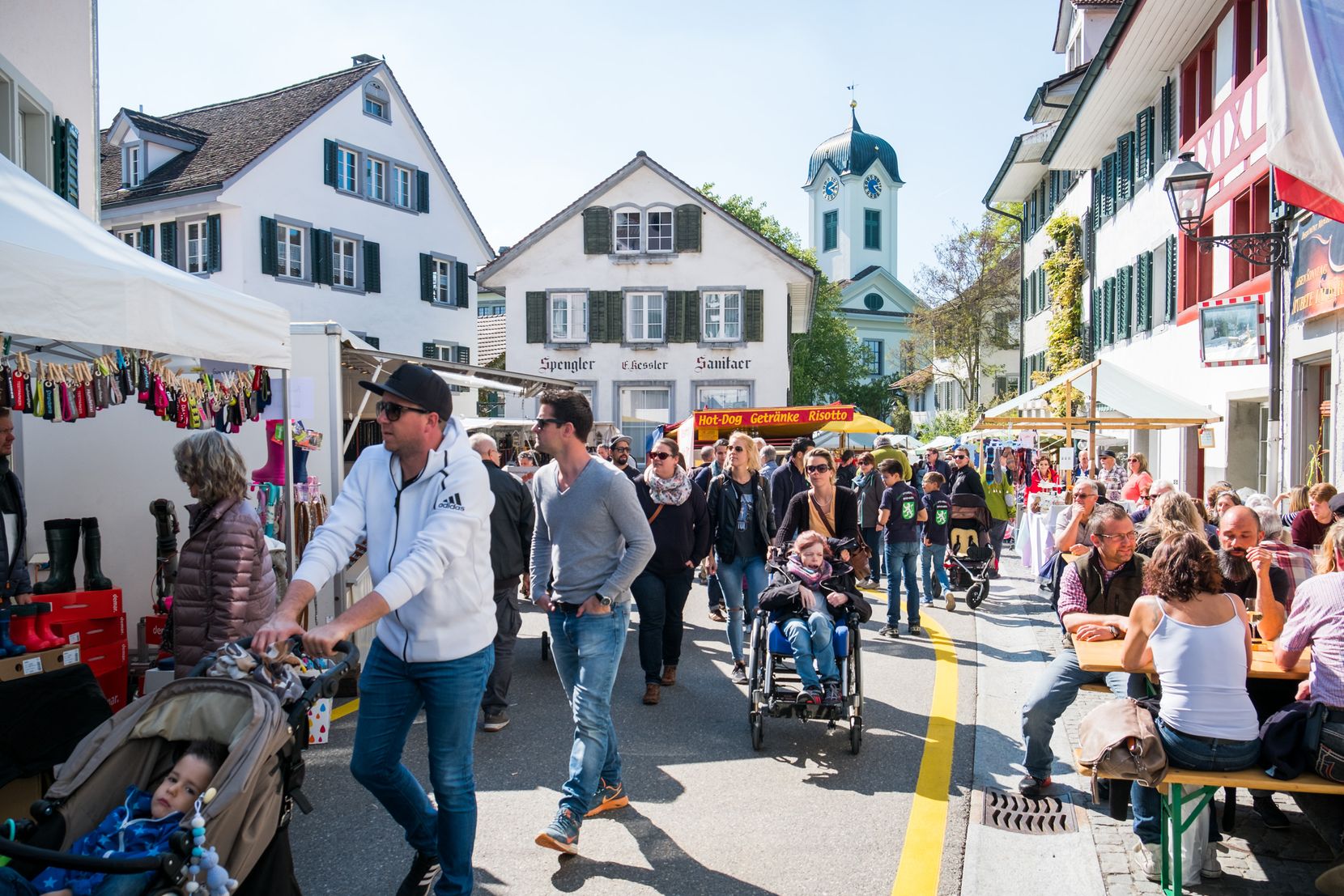 Menschen auf einem Marktplatz.